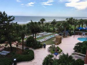 Pemandangan kolam renang di Beach Colony Ocean Front Executive Suite atau berdekatan