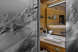 Koupelna v ubytování PETE Alpine Boutique Hotel - klein und fein - Private SPA Suiten und Zimmer + 32 fotografií