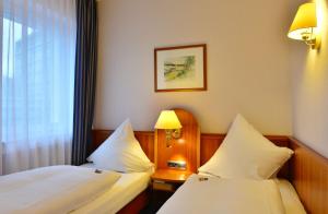 Hotel Ilbertz Garni tesisinde bir odada yatak veya yataklar