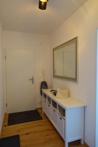 baño con lavabo y espejo en la pared en Nemos Paradies - TOP Lage am See und Sbahn, en Pöcking