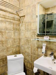 łazienka z toaletą i umywalką w obiekcie Hotel Monysto w mieście Bukowel