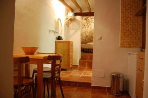 Una cocina con una mesa y sillas en una habitación. en Cueva Santa Cruz, en Alicante
