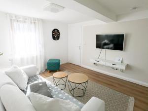 GladenbachにあるDream Green Apartment 'Meadow'のリビングルーム(白いソファ、テレビ付)