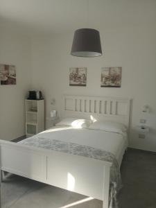 a bedroom with a bed and a lamp at AdagioRooms in Elmas
