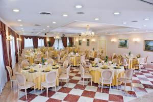 Reštaurácia alebo iné gastronomické zariadenie v ubytovaní Hotel Principe