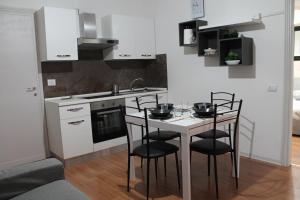 kuchnia ze stołem, krzesłami i zlewem w obiekcie charming apartment Tilli with parking w mieście Perugia