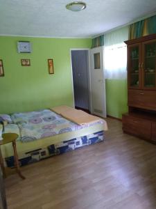 Ένα ή περισσότερα κρεβάτια σε δωμάτιο στο Agroturystyka pod kasztanem [czynny od maja do września]