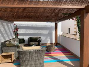馬貝拉的住宿－Casita Bonita Old Town Marbella，客厅配有沙发和椅子,位于地毯上