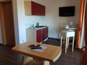 Kuchyň nebo kuchyňský kout v ubytování Land-gut-Hotel Seeblick