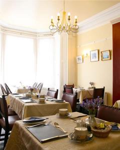 A restaurant or other place to eat at Melrose Guest House 