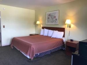 Fairbridge Inn Express - Barrington في Barrington: غرفة في الفندق سرير مع وسائد بيضاء