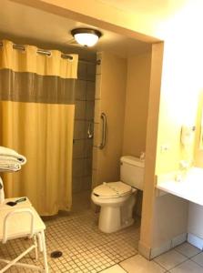 Fairbridge Inn Express - Barrington في Barrington: حمام مع مرحاض ودش +13 صورة