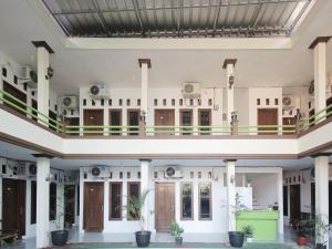 uma vista para o interior de um edifício em Wisma Mulia Syariah Bandar Lampung em Hajimana