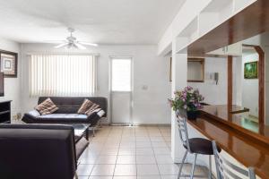 Posezení v ubytování Suite Ubicadísima Zona Residencial Los Arcos 3 Recámaras 102 Cortijo + 9 fotografií