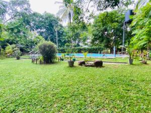 Het zwembad bij of vlak bij Hotel Surasa