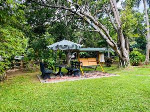 Un jardín fuera de Hotel Surasa