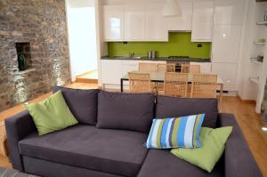 a living room with a couch and a kitchen at Il Vicolo in Como