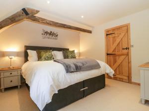 Кровать или кровати в номере The Barn at Rapps Cottage