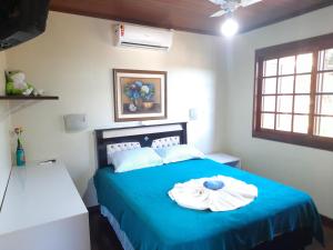 A bed or beds in a room at Casa das Palmeiras + Quiosque