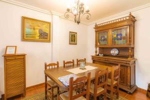 - une salle à manger avec une table et des chaises en bois dans l'établissement Casa rural Crisalva, à Granátula de Calatrava