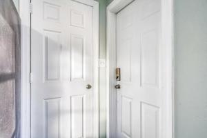 an open white door in a room with at Fishermans Bungalow Hideaway in Conch Key