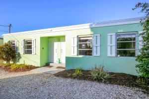 Casa verde y blanca con entrada en Fishermans Bungalow Hideaway, en Conch Key