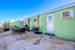 a green trailer with chairs and a table in front of it at Fishermans Bungalow Hideaway in Conch Key