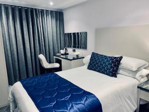 Postel nebo postele na pokoji v ubytování Dean Park Hotel