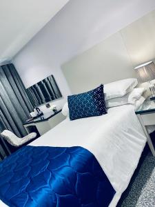 Postel nebo postele na pokoji v ubytování Dean Park Hotel