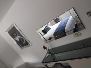 Postel nebo postele na pokoji v ubytování Dean Park Hotel