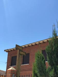 a street sign in front of a brick building at Casa Rural Alaejos in Alaejos