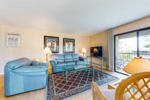 sala de estar con sofás azules y TV en Palm Desert Paradise Permit# STR2020-0085 en Palm Desert