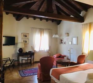 A television and/or entertainment centre at La Vittoria Boutique Hotel