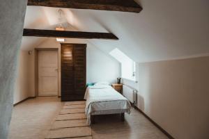 Un pat sau paturi într-o cameră la Hostel Uskumatu