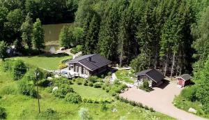 uma vista aérea de uma casa na floresta em Villa Kivikoski em Pyhtaa