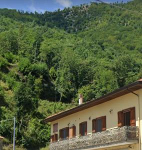 una casa sul fianco di una montagna di La Calcara di Nonno Raffaele ad Agerola