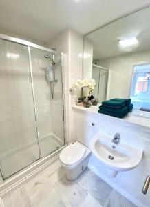 Un baño de Monart Stylish City Centre Apartment, 2 Bed, sleeps 6