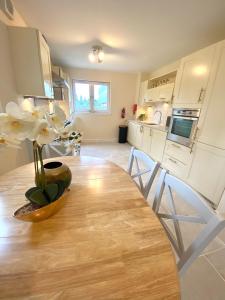 Una cocina o kitchenette en Monart Stylish City Centre Apartment, 2 Bed, sleeps 6