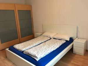 Un dormitorio con una cama y una cómoda. en Grotto Zendralli, en Roveredo 39 fotos más