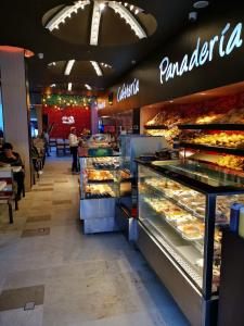 un reparto panetteria con scaffali di prodotti da forno in un negozio di Hotel Dubai a Manizales