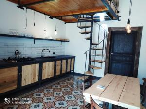 una cucina con tavolo in legno e scala a chiocciola di Appartamento Porto Marina S G 2 a Licata