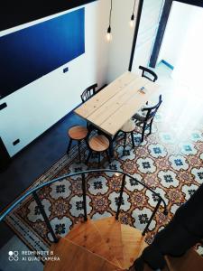 Appartamento Porto Marina S G 2 في ليكاتا: طاولة وكراسي خشبية في غرفة مع سجادة