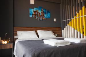 um quarto com uma cama com duas toalhas em DFC FMA- Coliving em Salta