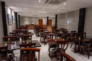 a dining room filled with tables and chairs at Aquidabã Praia Hotel in Fortaleza