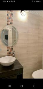 uma casa de banho com um lavatório, um espelho e um WC. em Casa Fanny em Cartagena das Índias