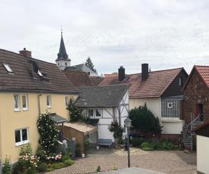 Wehrheim的住宿－Romantisches Gästezimmer - Zentralgelegen，一群有圣诞树和教堂的房屋