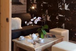 Posezení v ubytování Hotel Les Mélèzes
