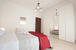 sypialnia z łóżkiem z czerwonym kocem w obiekcie Casa vacanza da Marisa w mieście Partinico