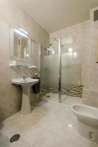 a bathroom with a shower and a sink and a toilet at Hostal La Pastora in Candeleda