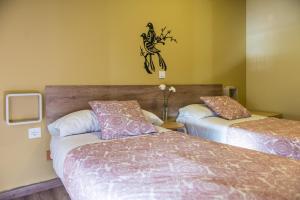 En eller flere senge i et værelse på Hostal La Pastora